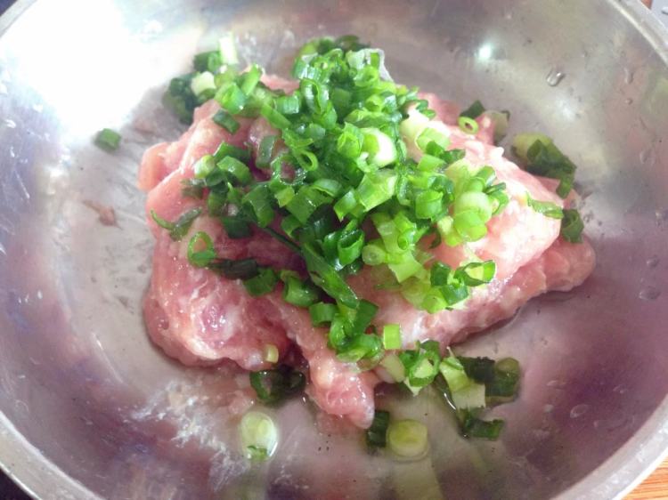 香煎小肉饼步骤2