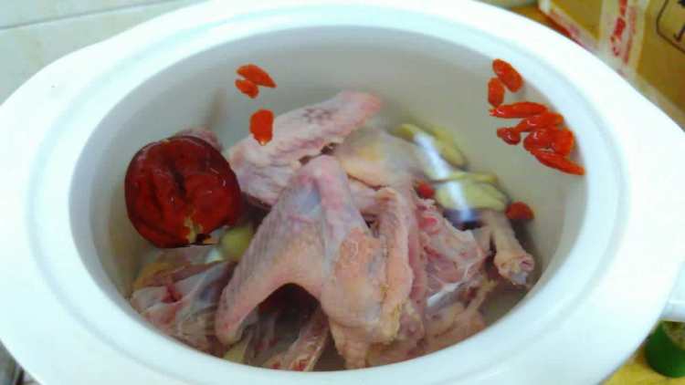 花旗参鸽子汤步骤2