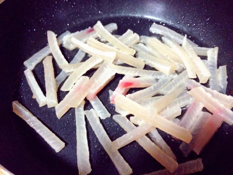蚝油焖肉皮丝步骤3