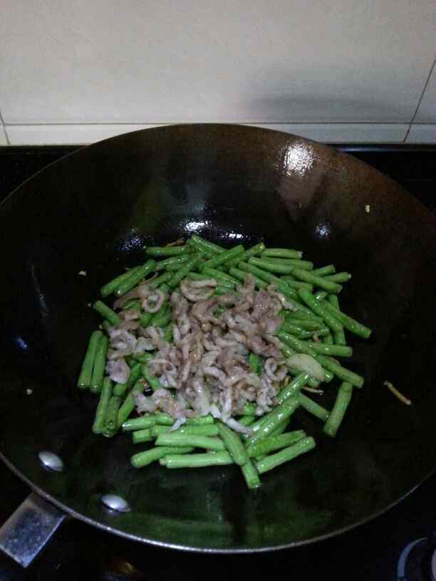 板筋肉炒豆角步骤7
