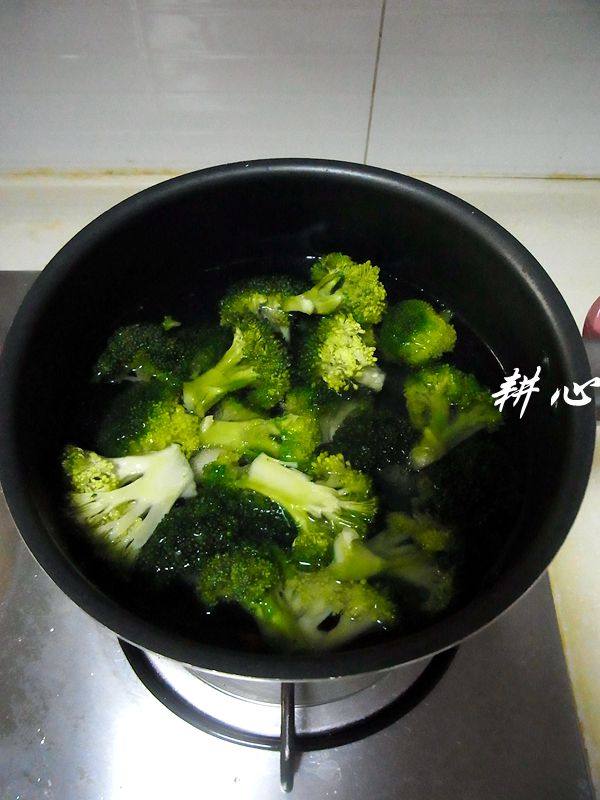 虾酱炒鲜鱿步骤3