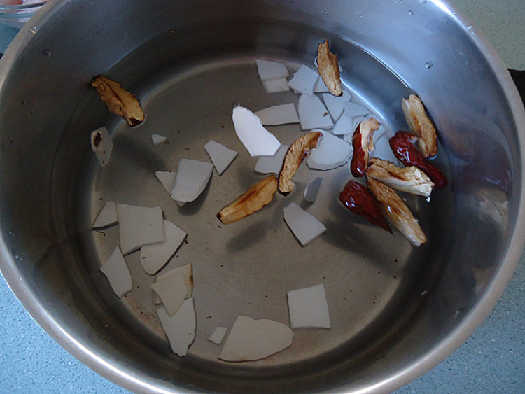 杞子虫草花鸡肉汤步骤3