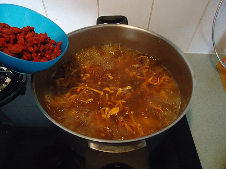 杞子虫草花鸡肉汤步骤9