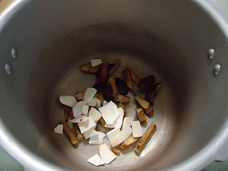 花旗参北芪鸡汤步骤3
