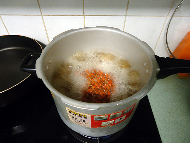 花旗参北芪鸡汤步骤8