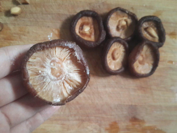 健康营养香菇酿肉步骤2