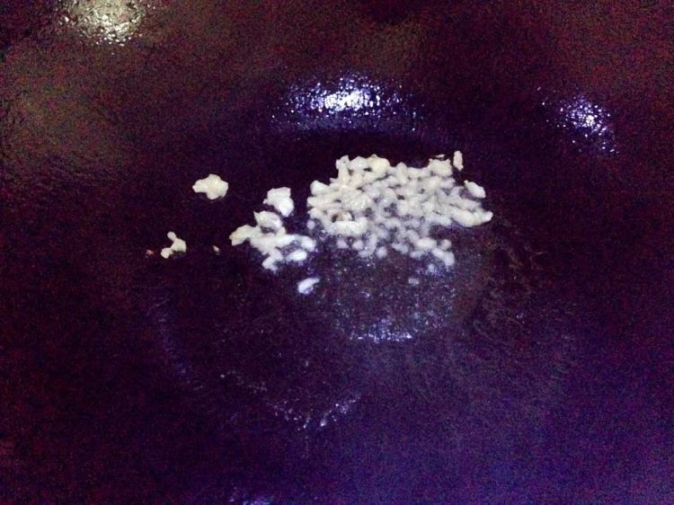 培根炒蟹味菇步骤5