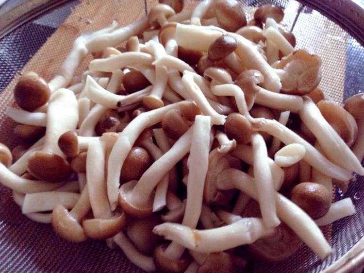 培根炒蟹味菇步骤2