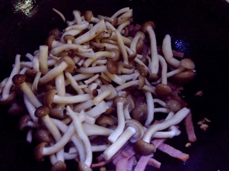 培根炒蟹味菇步骤7