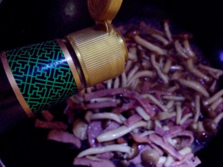 培根炒蟹味菇步骤9
