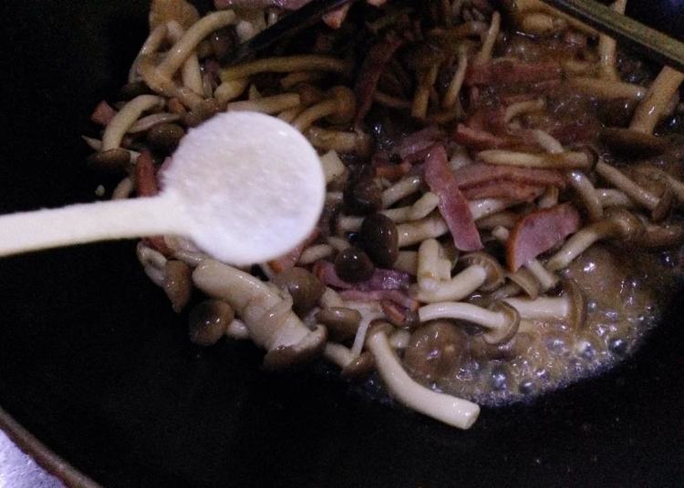 培根炒蟹味菇步骤10