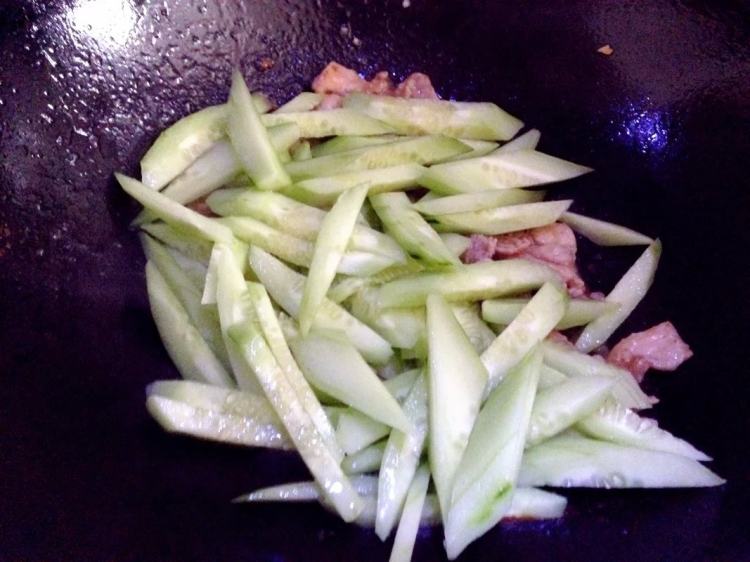 青瓜炒肉丝步骤8