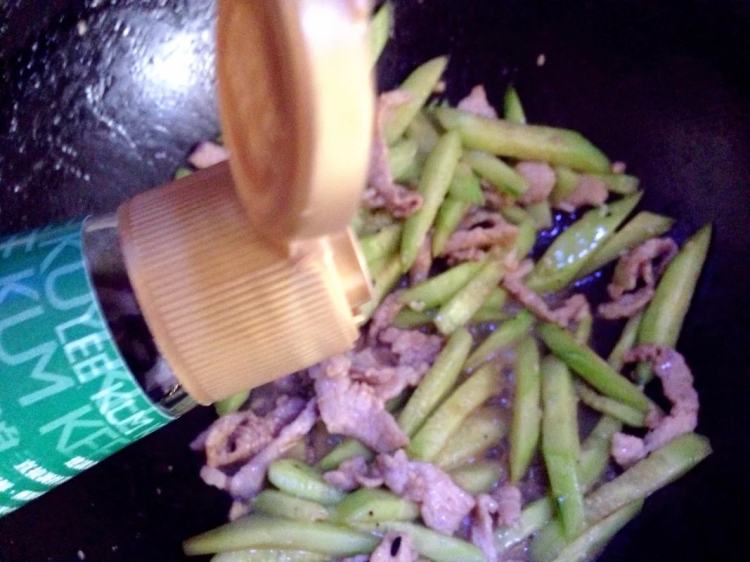 青瓜炒肉丝步骤10