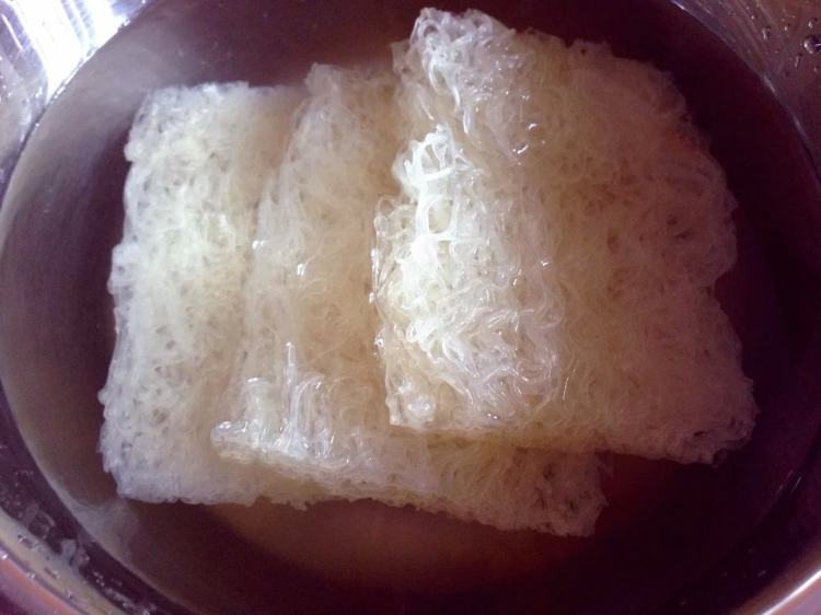 肉丝汤米粉步骤1