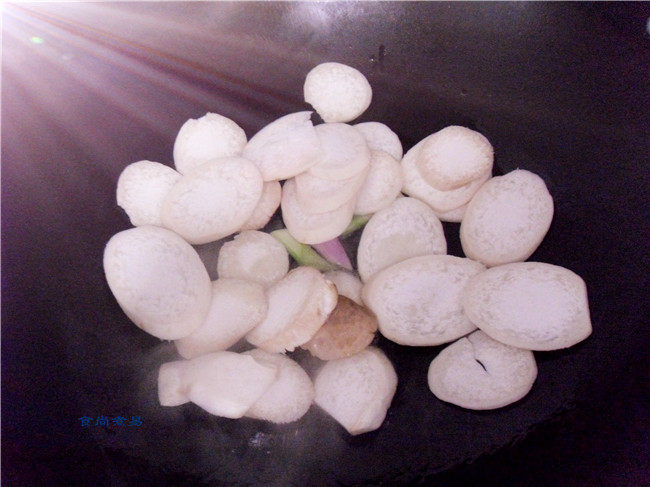 猪皮炒杏鲍菇步骤4