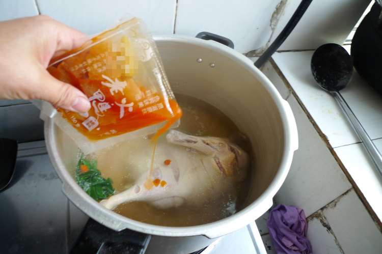 老鸭酸萝卜笋丝汤步骤13