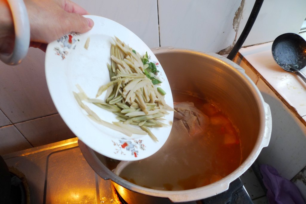 老鸭酸萝卜笋丝汤步骤14