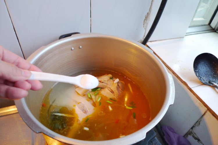 老鸭酸萝卜笋丝汤步骤15