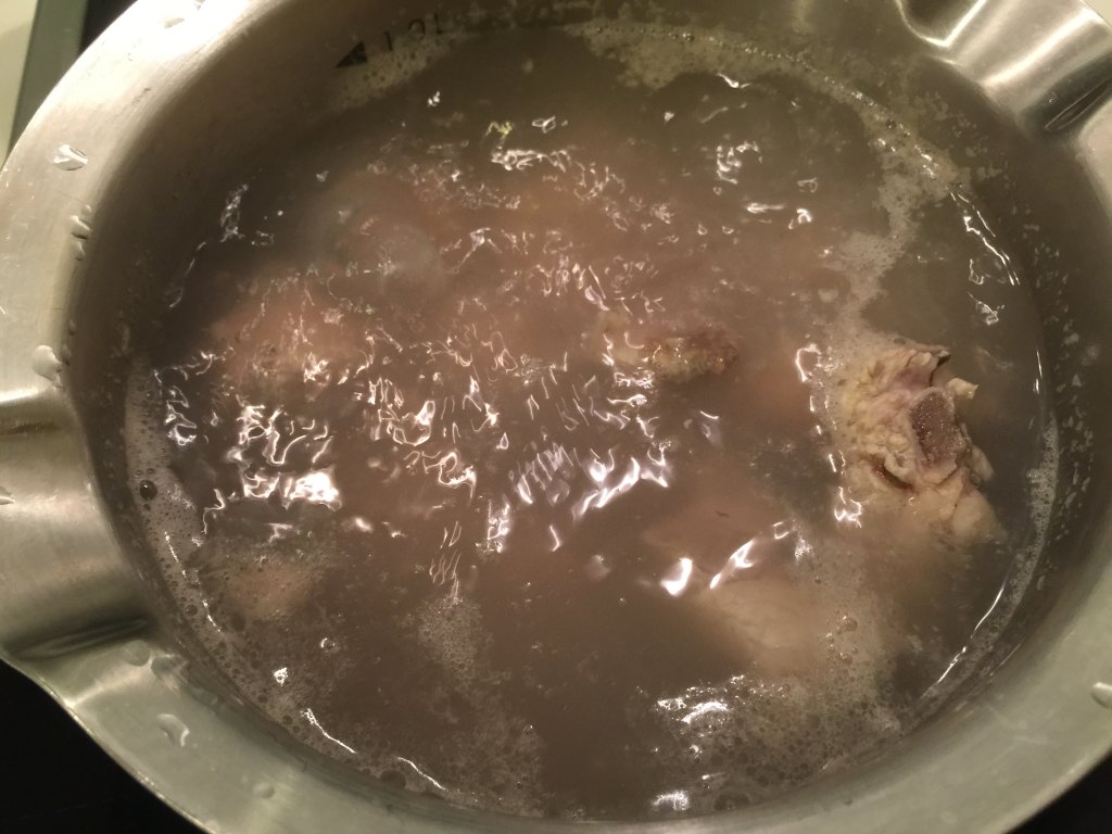 玉米土豆红萝卜排骨汤步骤2