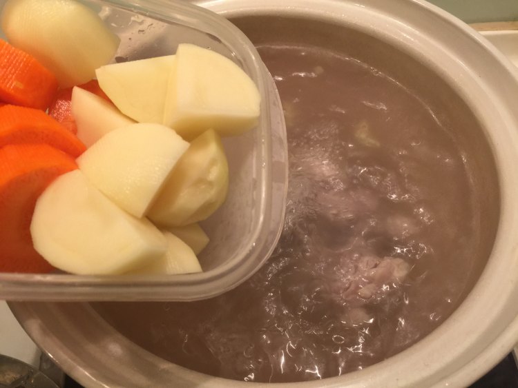 玉米土豆红萝卜排骨汤步骤3