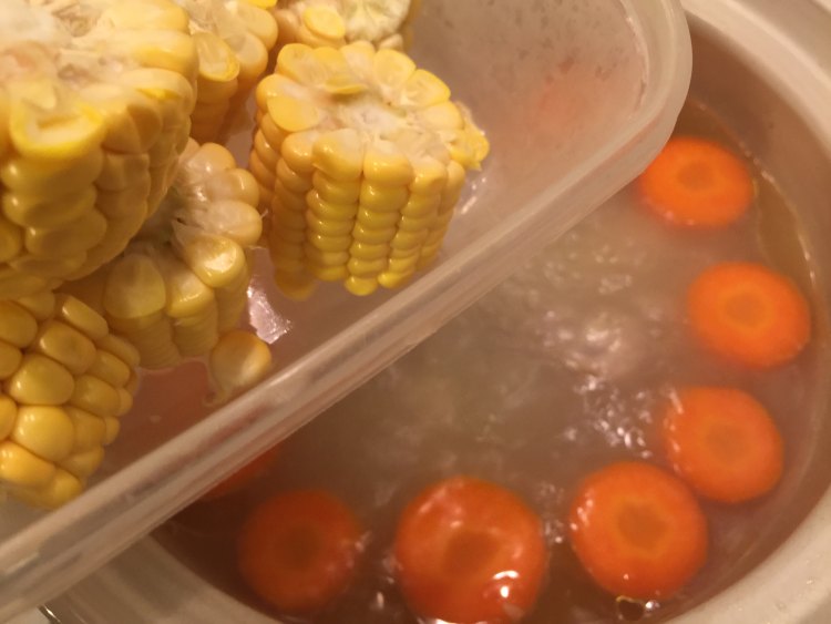 玉米土豆红萝卜排骨汤步骤5