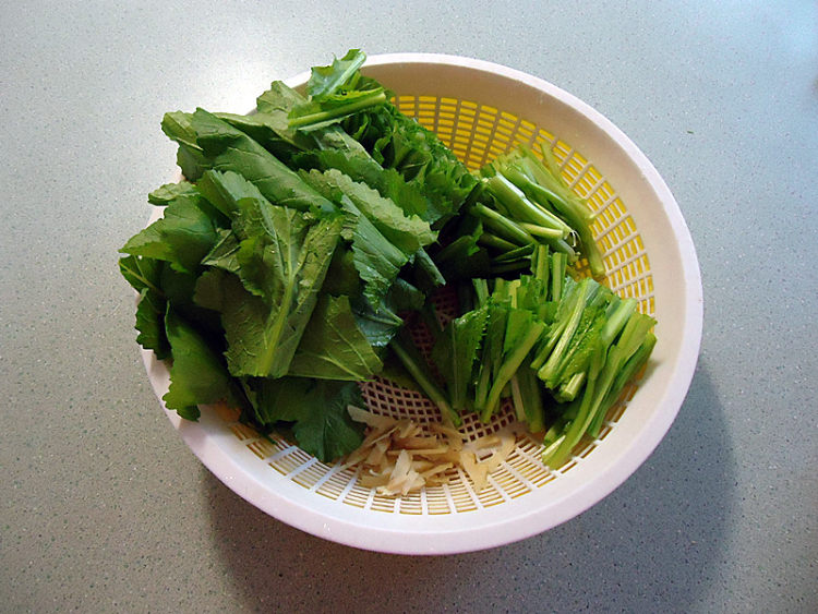 粉丝鱼滑滚芥菜汤步骤2