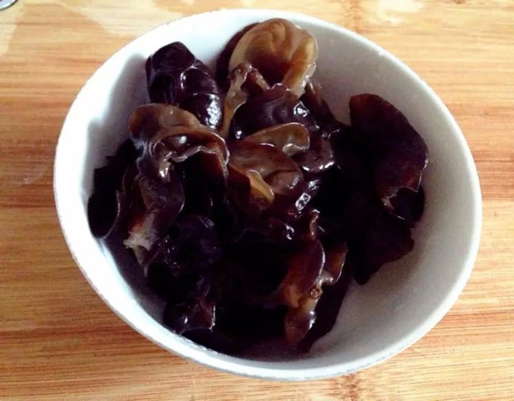 丝瓜黑木耳炒肉丝步骤2