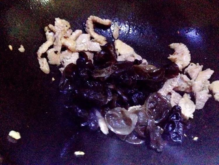 丝瓜黑木耳炒肉丝步骤8