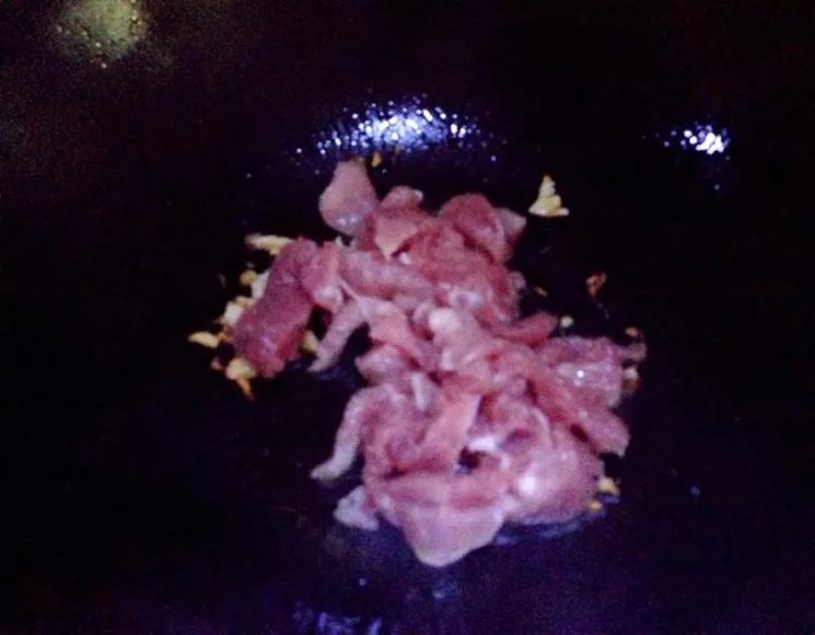 丝瓜黑木耳炒肉丝步骤7
