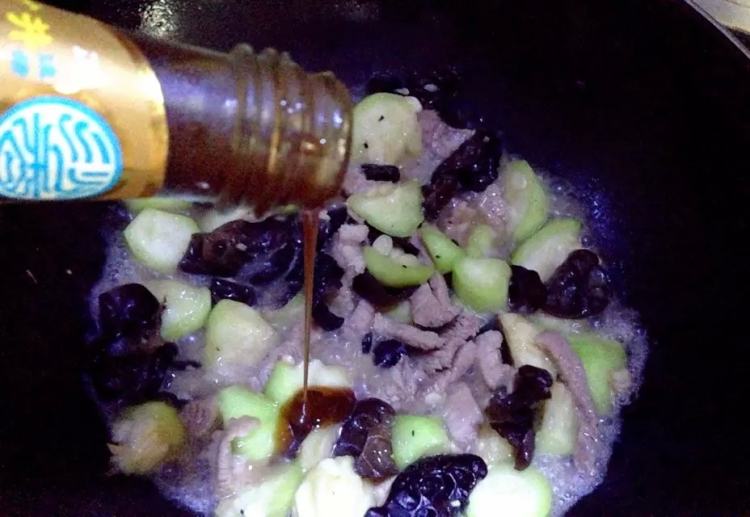 丝瓜黑木耳炒肉丝步骤11