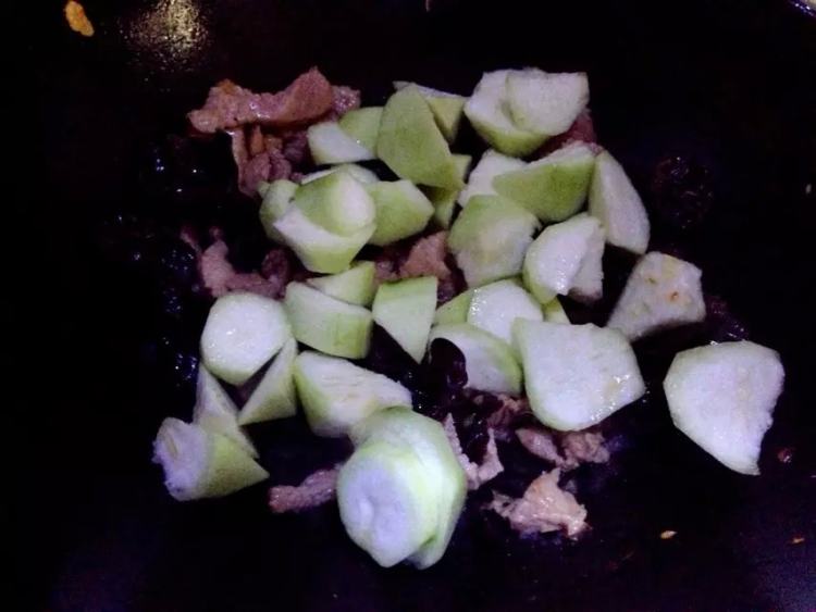 丝瓜黑木耳炒肉丝步骤9