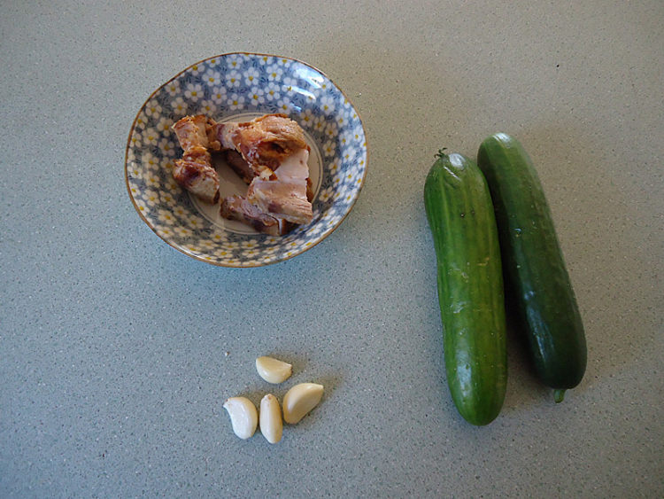 黄瓜炒烧肉步骤1