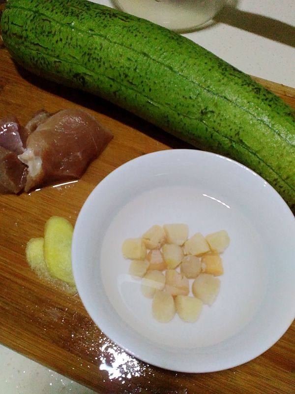 瑶柱肉片滚水瓜汤步骤1