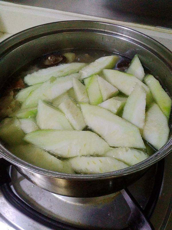 瑶柱肉片滚水瓜汤步骤6