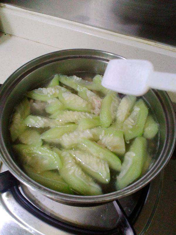 瑶柱肉片滚水瓜汤步骤7