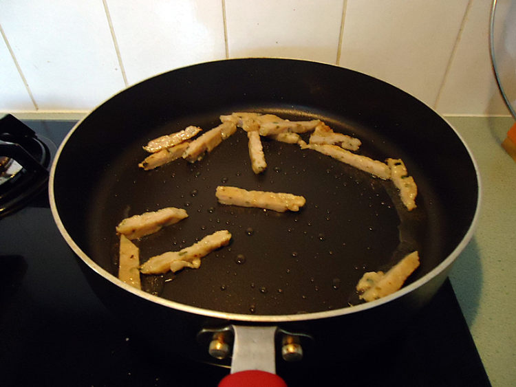 鱼饼炒菜心步骤3