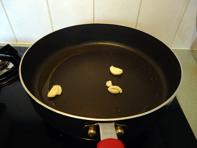 鱼饼炒菜心步骤4