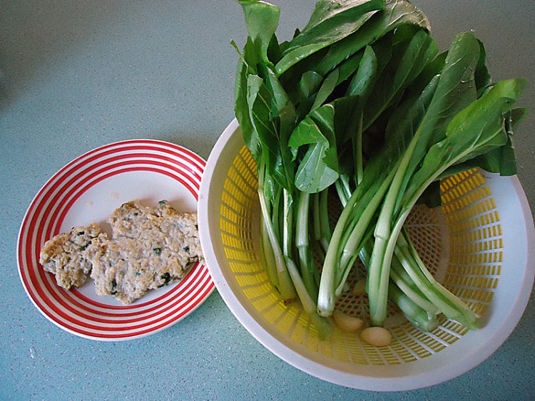 鱼饼炒菜心步骤1