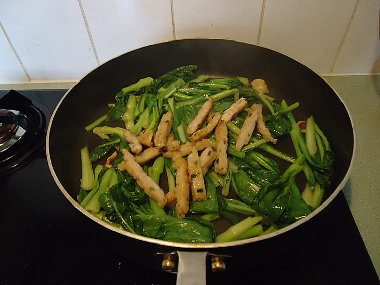鱼饼炒菜心步骤7