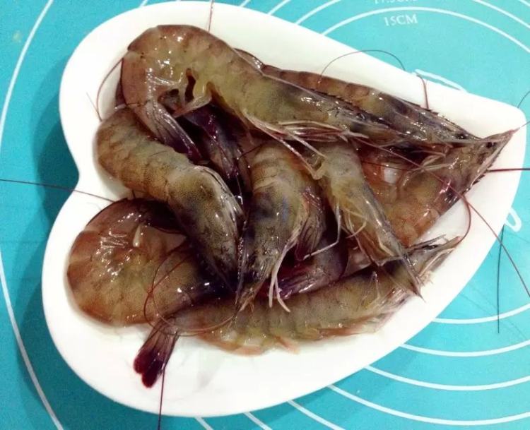 【儿童美食】虾仁蒸蛋步骤1