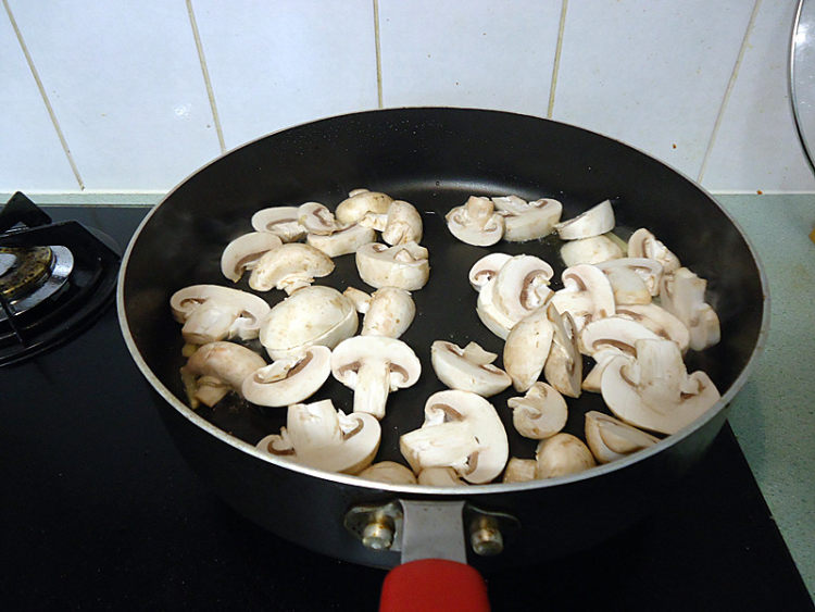 姜丝素蘑菇羹步骤4