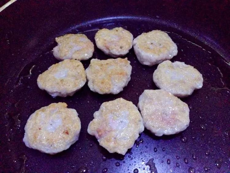 【儿童美食】煎鱼饼步骤4