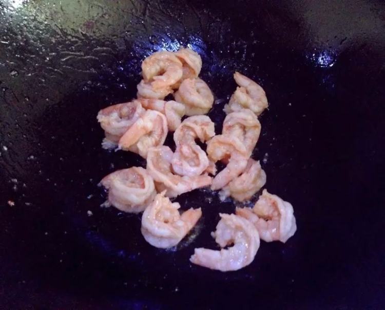 【儿童美食】玉米炒虾步骤7