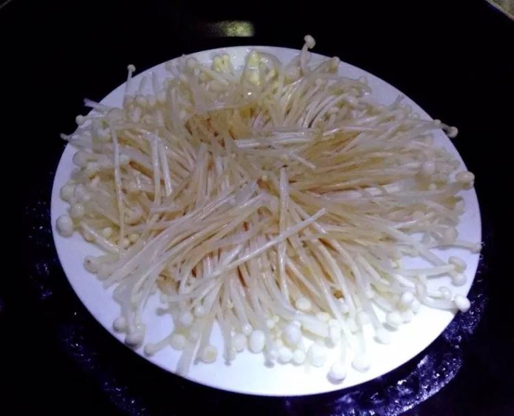 【儿童美食】葱油金针步骤5