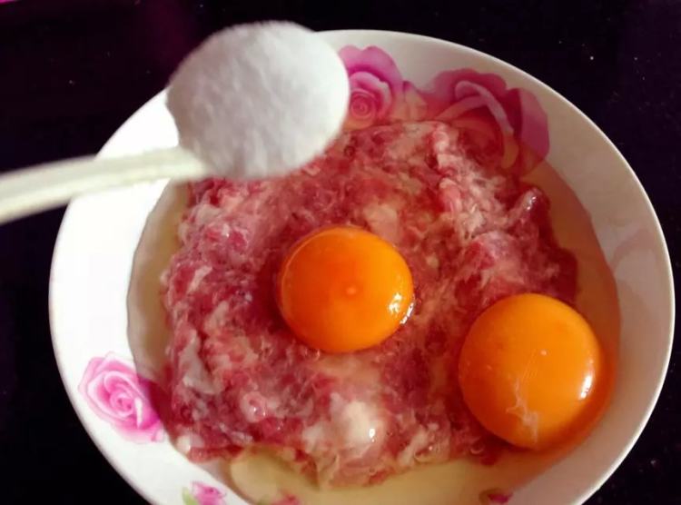 【儿童美食】鸡蛋蒸肉步骤2