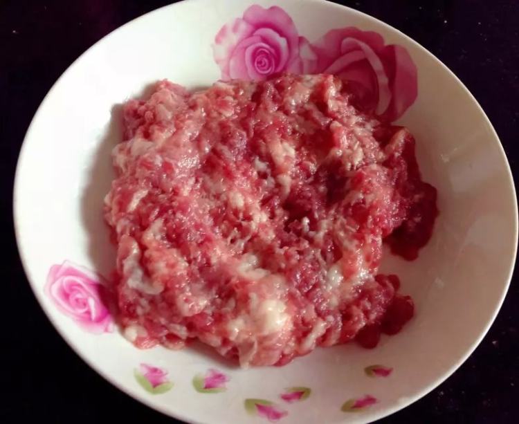 【儿童美食】鸡蛋蒸肉步骤1