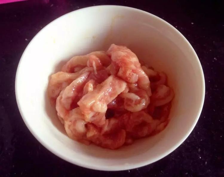 【儿童美食】肉丝炒云步骤1