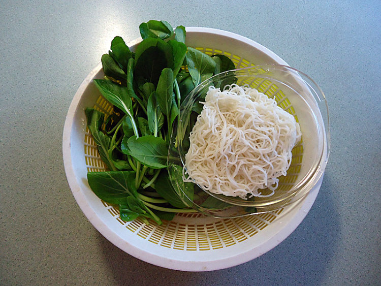 菜心素汤米粉步骤2