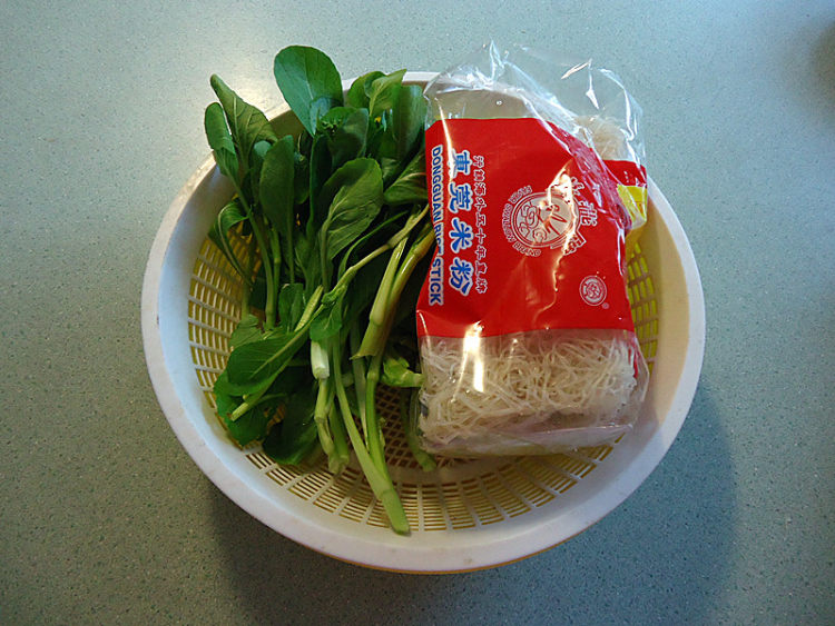 菜心素汤米粉步骤1