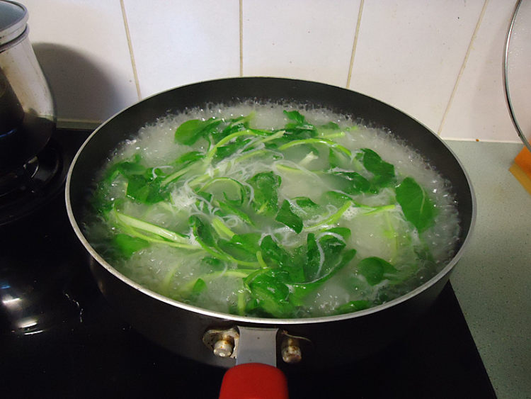 菜心素汤米粉步骤6